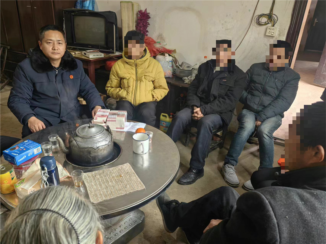 承办法官受邀见证履行过程.jpg